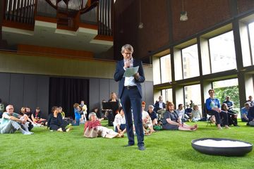 Diözesanbaumeister Martin Matl führt auf der Vernissage am 4. Juni 2022 in das Werk der Künstlerin Birthe Blauth ein. Foto: Kerstin Leitschuh